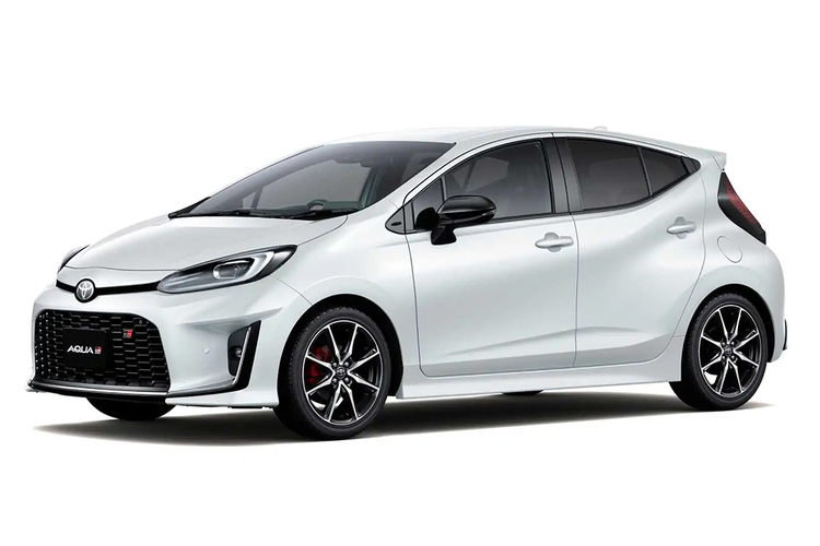 Toyota Aqua GR Sport Hybrid Black | Island Drive Inc.